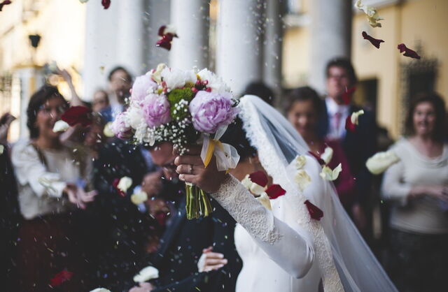 Couple quittant une cérémonie de mariage