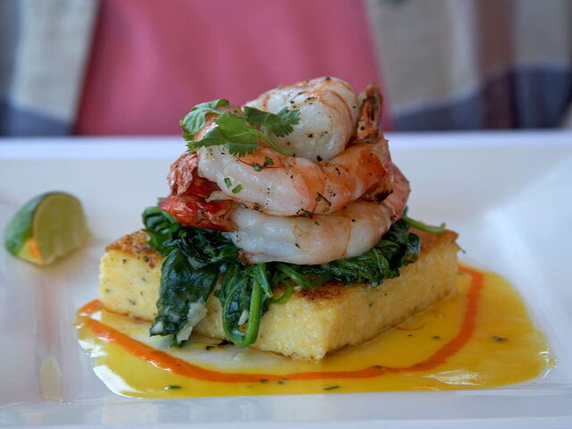 Un repas gourmet cuisiné avec de la polenta