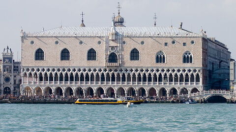 Le Palais des Doges vu du Canal