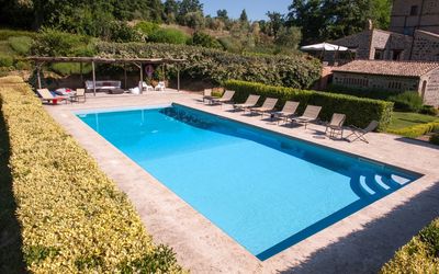 Casale Porano: Piscine, Propriété, Herbe, Maison, Rectangle, Loisir, Immobilier, Villa, Bâtiment, Vacances