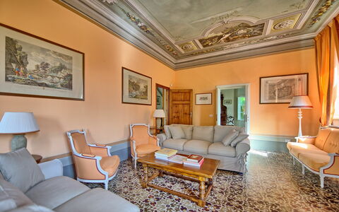 Villa Fiamma: Cadre, Meubles, Propriété, Bâtiment, Bleu Azur, Design Intérieur, Table, Confort, Éclairage, Maison