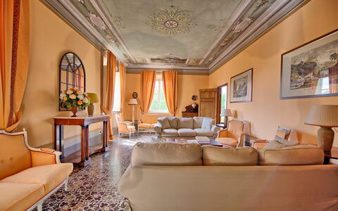 Villa Fiamma: Cadre, Meubles, Canapé, Bâtiment, Table, Confort, Design Intérieur, Bois, Textile, Décoration
