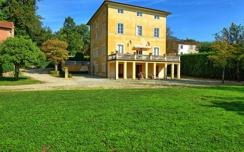 Villa Fiamma: Ciel, Bâtiment, Plante, Fenêtre, Vert, Nuage, Arbre, Paysage Naturel, Lot Terre, Herbe