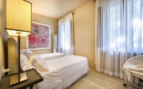 Villa Piazza Della Fortezza: Chambre, Pièce, Meubles, Propriété, Design Intérieur, Lit, Drap De Lit, Bâtiment, Cadre De Lit, Rideau