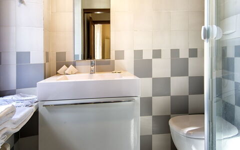 Villa Piazza Della Fortezza: Salle De Bains, Tuile, Pièce, Propriété, Sol, Design Intérieur, Mur, Céramique, Architecture, Luminaire Plomberie