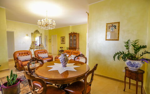 Antonietta: Pièce, Propriété, Salle À Manger, Design Intérieur, Meubles, Bâtiment, Immobilier, Maison, Table, Biens