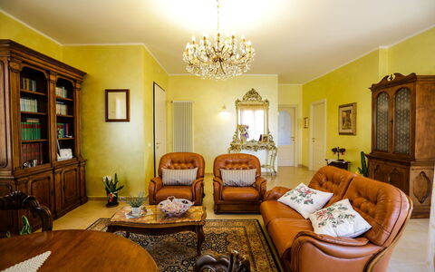 Antonietta: Pièce, Propriété, Design Intérieur, Salon, Meubles, Jaune, Vert, Bâtiment, Domicile, Immobilier