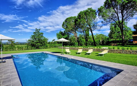 Villa Marietta: Piscine, Propriété, Paysage Naturel, Immobilier, Maison, Biens, Domicile, Zone Résidentielle, Architecture, Ciel