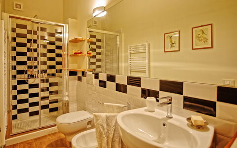 Villa Marietta: Salle De Bains, Pièce, Propriété, Tuile, Design Intérieur, Mur, Bâtiment, Immobilier, Maison, Luminaire Plomberie