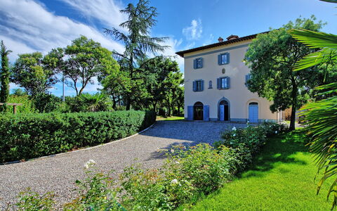 Villa Marietta: Propriété, Bleu, Vert, Maison, Domicile, Végétation, Immobilier, Ciel, Paysage Naturel, Biens