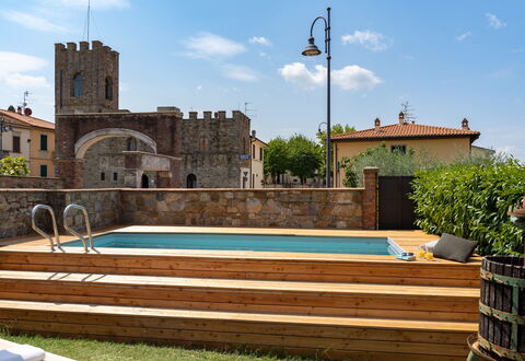 Villa Fracassini: Nuage, Ciel, L'Eau, Plante, Bâtiment, Piscine, Arbre, Herbe, Éclairage Public, Loisir