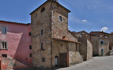 La Miccia: Médiéval Architecture, Ville, Propriété, Architecture, Bâtiment, Mur, Ciel, Façade, Site Historique, Maison