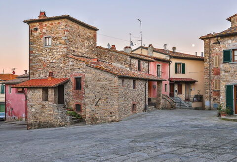 La Miccia: Ville, Quartier, Propriété, Bâtiment, Rue, Ciel, Maison, Village, Établissements Humains, Route