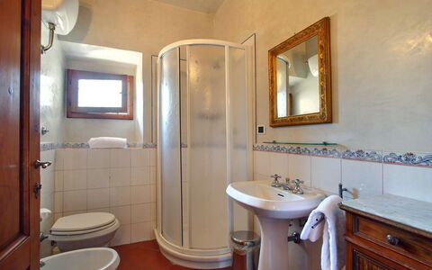 Villa Stolli: Salle De Bains, Pièce, Propriété, Luminaire Plomberie, Bâtiment, Armoire De Toilette, Immobilier, Sol, Maison, Design Intérieur