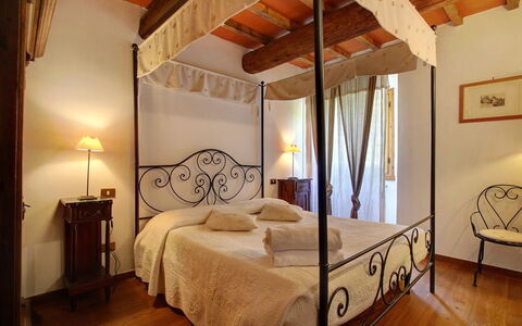 Villa Acacia: Lit, Chambre, Meubles, Pièce, Propriété, Cadre De Lit, Design Intérieur, Bâtiment, Drap De Lit, Lit À Baldaquin