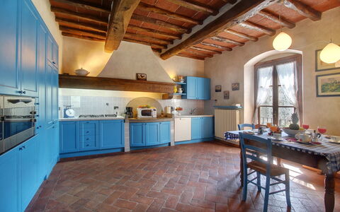 Villa Lucolena: Comptoir, Pièce, Bâtiment, Propriété, Cuisine, Meubles, Sol, Plafond, Design Intérieur, Maison