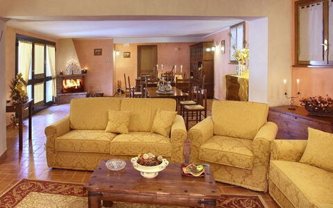 Sughera Villa: Salon, Pièce, Propriété, Meubles, Design Intérieur, Bâtiment, Suite, Immobilier, Maison, Table