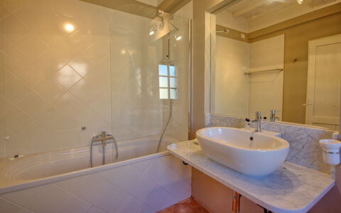 Casa Olivia: Salle De Bains, Propriété, Pièce, Baignoire, Robinet, Mur, Design Intérieur, Luminaire Plomberie, Tuile, Bâtiment