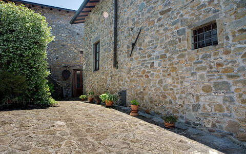 Il Palazzetto: Propriété, Pavé, Mur, Mur De Pierre, Maison, Bâtiment, Cour, Surface De La Route, Architecture, Sol