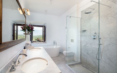 Villa Le Corti: Luminaire Plomberie, Salle De Bains, Design Intérieur, Robinet, Sol, Plafond, Plomberie, Évier, Miroir, Lavabo