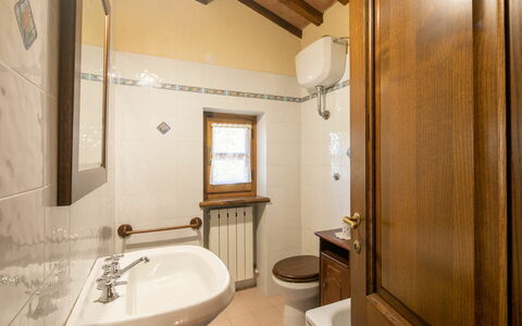 Villa Del Colle: Miroir, Luminaire Plomberie, Robinet, Propriété, Bâtiment, Baignoire, Évier, Salle De Bains, Bois, Design Intérieur