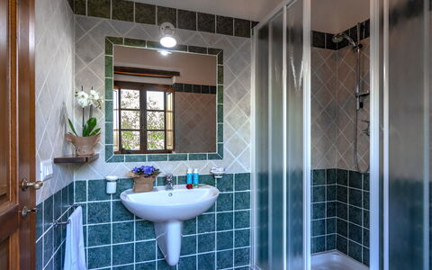 Villa Il Prato: Luminaire Plomberie, Design Intérieur, Salle De Bains, Sol, Lavabo, Sol, Plomberie, Éclairage, Robinet, Tuile