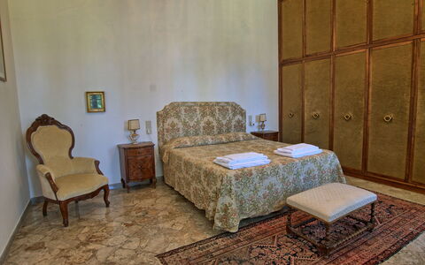 Il Poggio Di Patrignone: Pièce, Meubles, Propriété, Chambre, Lit, Design Intérieur, Drap De Lit, Mur, Sol, Bâtiment