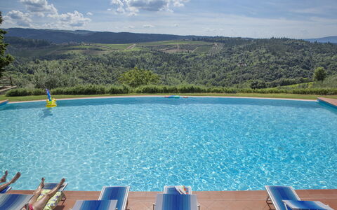 Fattoria Di Quercia Al Poggio: Piscine, L'Eau, Propriété, Recours, Bleu Azur, Ressources En Eau, Loisir, Vacances, Ciel, Arbre