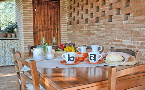 Il Fienile Di Giovanna: Table, Pièce, Meubles, Orange, Brunch, Table Basse, Brique, Petit Déjeuner, Design Intérieur, Bois