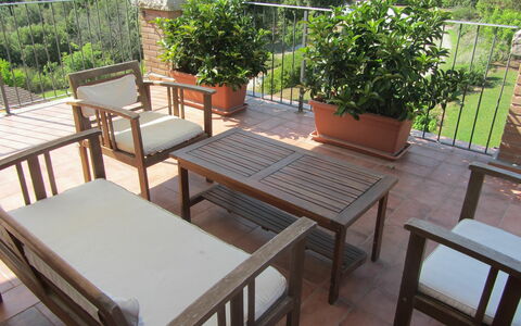 Villa Di Seripa: Meubles, Propriété, Table, Tableau De Plein Air, Chaise, Pièce, Patio, Dur, Balcon, Mobilier De Jardin