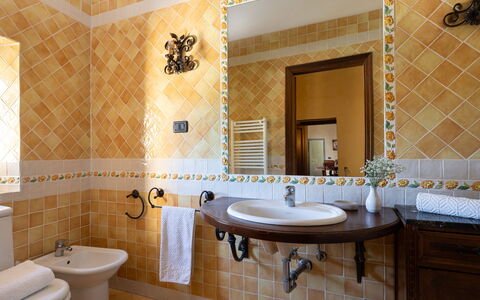 Villa Sieve: Sol, Design Intérieur, Luminaire Plomberie, Sol, Salle De Bains, Tuile, Robinet, Plomberie, Éclairage, Évier