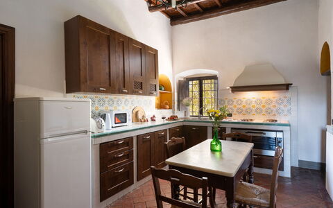 Villa Sieve: Meubles, Design Intérieur, Cuisine, Sol, Bois, Comptoir, Appareil De Cuisine, Plafond, Cabinetry, Sol