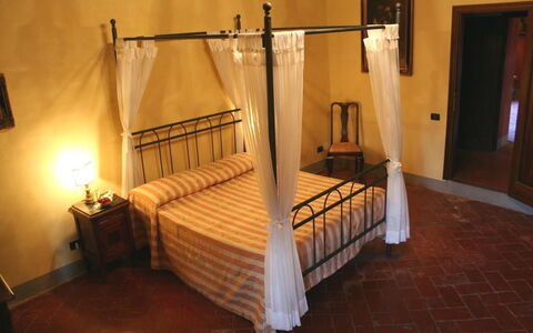 Villa Sieve: Lit, Meubles, Pièce, Chambre, Cadre De Lit, Propriété, Dur, Baldaquin, Lit À Baldaquin, Sol