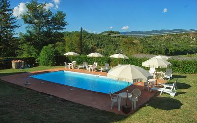 Villa Sieve: Piscine, Propriété, Immobilier, Loisir, Herbe, Maison, Bâtiment, Vacances, Villa, Recours