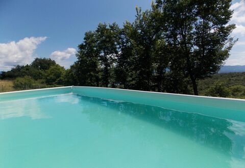 Villa Latera: Piscine, Bleu, Propriété, L'Eau, Ressources En Eau, Bleu Azur, Vacances, Loisir, Arbre, Immobilier