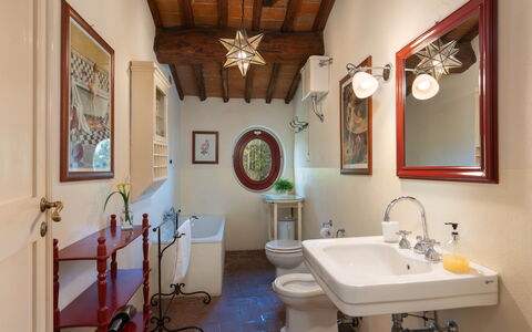 La Forra: Miroir, Robinet, Propriété, Évier, Cadre, Luminaire Plomberie, Lavabo, Bâtiment, Salle De Bains, Violet