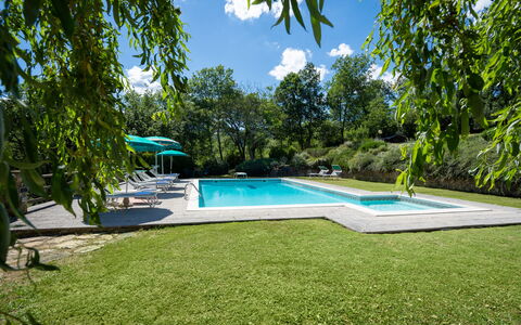 Podere Schignano: Ciel, Plante, Nuage, L'Eau, Piscine, Ombre, Lot Terre, Arecales, Condominium, Arbre