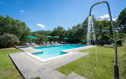 Podere Schignano: L'Eau, Ciel, Plante, Piscine, Nuage, Ombre, Arbre, Rectangle, Mobilier De Jardin, Paysage Naturel