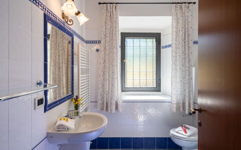 Podere Schignano: Robinet, Miroir, Luminaire Plomberie, Évier, Propriété, Lavabo, Violet, Bleu Azur, Salle De Bains, Design Intérieur