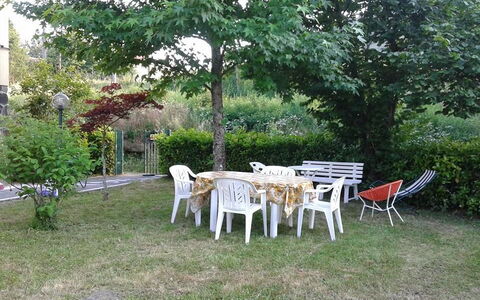 Appartamento Porretta Terme: Propriété, Cour, Table, Maison, Arrière-Cour, Jardin, Herbe, Chalet, Arbre, Immobilier