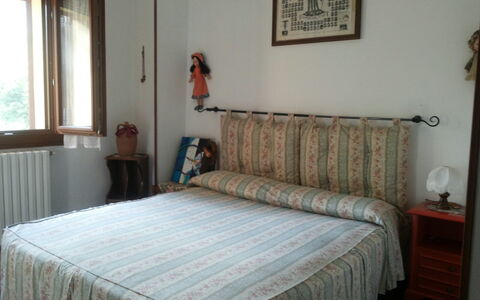 Appartamento Porretta Terme: Chambre, Lit, Meubles, Pièce, Drap De Lit, Propriété, Literie, Matelas, Cadre De Lit, Sol