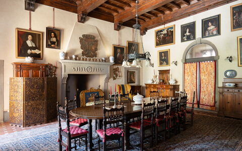 Villa Paola: Meubles, Design Intérieur, Table, Éclairage, Cadre, Sol, Chaise, Salle À Manger, Plafond, Pièce