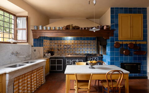 Villa Paola: Cuisine, Design Intérieur, Sol, Bois, Meubles, Comptoir, Sol, Éclairage, Appareil De Cuisine, Plafond