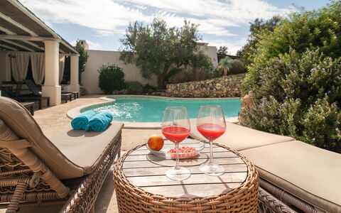 Salento Luxury Retreat: L'Eau, Nuage, Ciel, Propriété, Vaisselle, Plante, Bleu Azur, Piscine, Mobilier De Jardin, Chaise