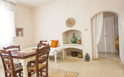 Apartment 3: Meubles, Bâtiment, Chaise, Table, Bois, Sol, Sol, Porte, Salon, Maison
