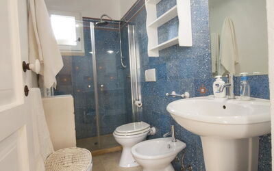 Studio: Luminaire Plomberie, Propriété, Robinet, Évier, Lavabo, Siège De Toilette, Toilette, Violet, Salle De Bains, Bleu