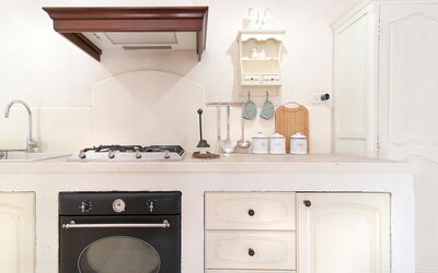 Apartment 4: Cabinetry, Propriété, Buanderie, Comptoir, Tiroir, Bois, Design Intérieur, Cuisine, Sol