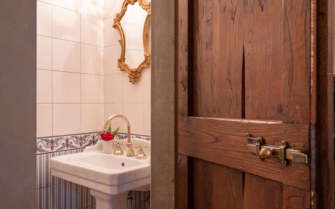 Villa La Terrazza: Salle De Bains, Pièce, Propriété, Robinet, Tuile, Mur, Design Intérieur, Sol, Luminaire Plomberie, Maison