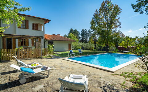 Villa Cinzia: L'Eau, Plante, Bâtiment, Propriété, Ciel, Fenêtre, Piscine, Arbre, Bleu Azur, Ombre