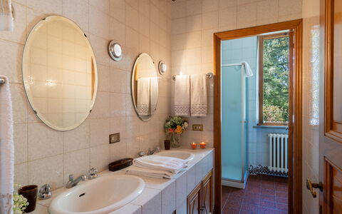 Villa Cinzia: Miroir, Robinet, Luminaire Plomberie, Évier, Lavabo, Salle De Bains, Design Intérieur, Éclairage, Architecture